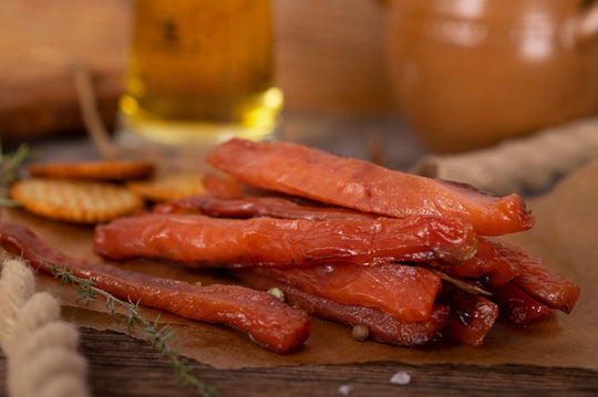 Saumon à bosse du Kamtchatka (Oncorhynchus gorbuscha) filets salés et séchés, légèrement fumés, sans peau. Prises dans l