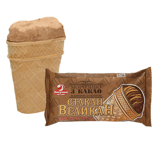 Glace au chocolat avec produit au lait condensé sucré caramélisé, avec glaçage gras au cacao dans un gobelet gaufré plat