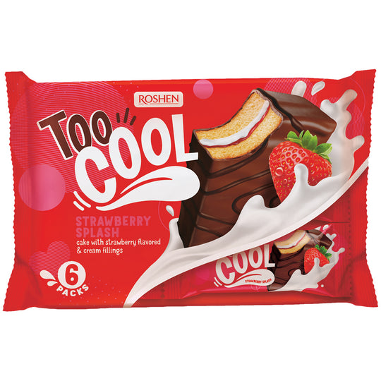 “TOO COOL STRAWBERRY SPLASH” Tranche de biscuit enrobée de 28 % de glaçage au cacao et garnie de deux crèmes au goût de
