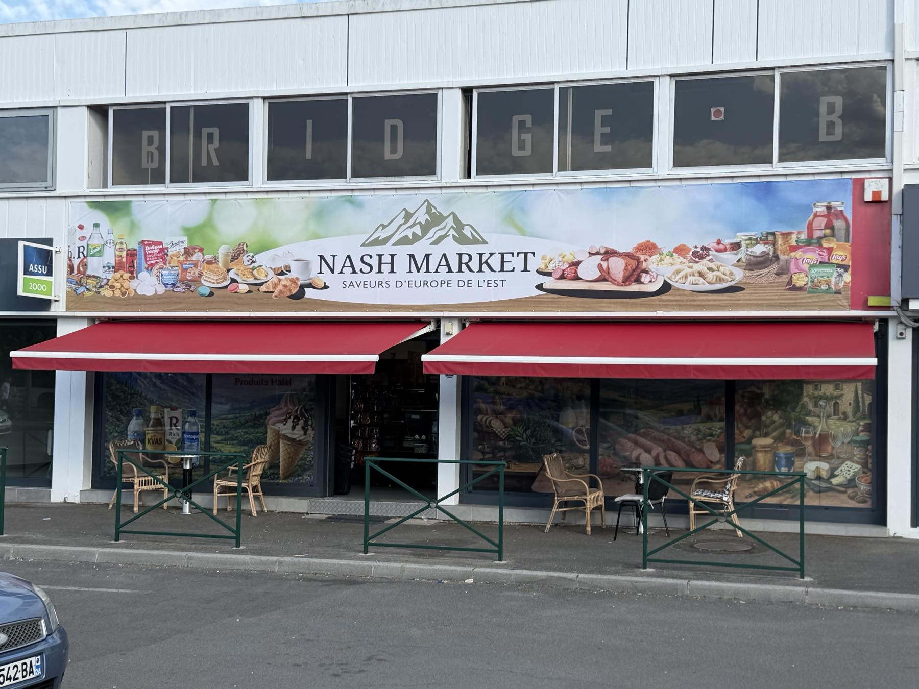 La façade de Nash Market, ses stores rouges et ses fresques peintes, route de Vannes à Saint-Herblain.