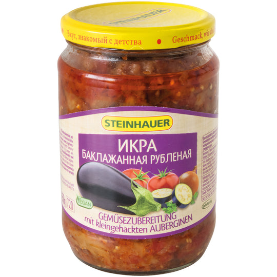 Préparation de légumes avec des aubergines finement hachées