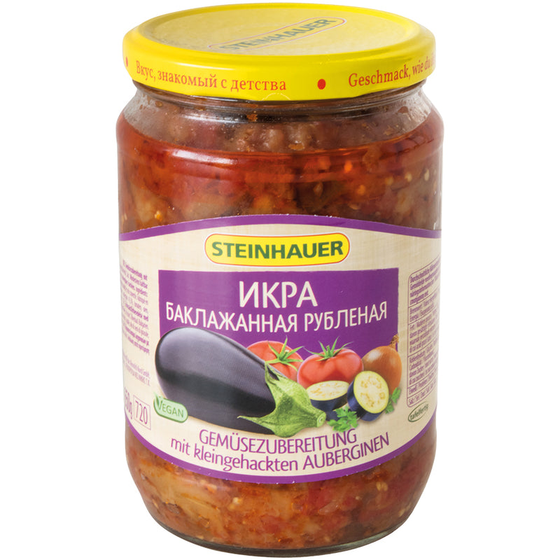 Préparation de légumes avec des aubergines finement hachées